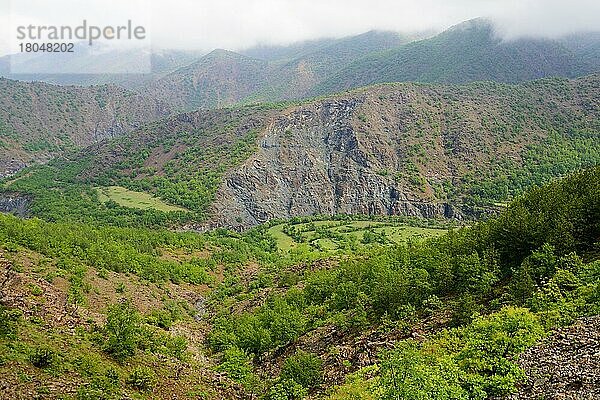 Landschaft bei Gomsiqe e Eperme  SH5  Albanien  Europa