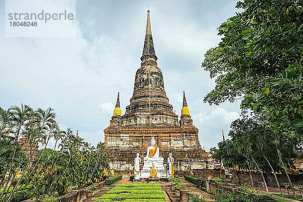 Buddha-Statuen vor der Stupa im Wat Yai Chai Mongkhon  Ayutthaya  Thailand  Asien