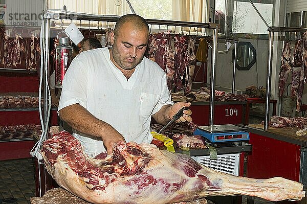 Fleischer beim Schneiden von Fleisch  Samal Bazar  Shymkent  Südregion  Kasachstan  Zentralasien  Nur für redaktionelle Zwecke  Asien