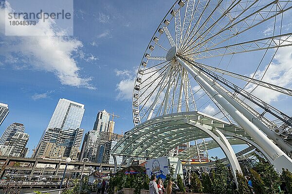 Uferpromenade mit Riesenrad The Seattle Great Wheel  hinten Hochhäuser  Pier 57  Seattle  Washington  USA  Nordamerika