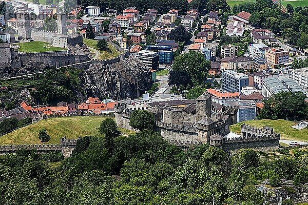 Blick auf die Burg Castelgrande  Bellinzona  Tessin  Schweiz  Bellinzona  Tessin  Schweiz  Europa
