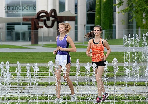 Mädchen  Joggen  Bundeskanzleramt  Tiergarten  Berlin  Deutschland  Europa