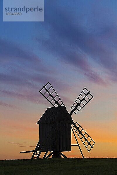 Traditionelle Windmühle bei Resmo silhouettiert gegen Sonnenuntergang auf der Insel Öland  Schweden  Europa