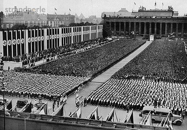 1. August 1936  deutsche Jugend im Lustgarten zur feierlichen Einweihungsstunde  Eröffnung