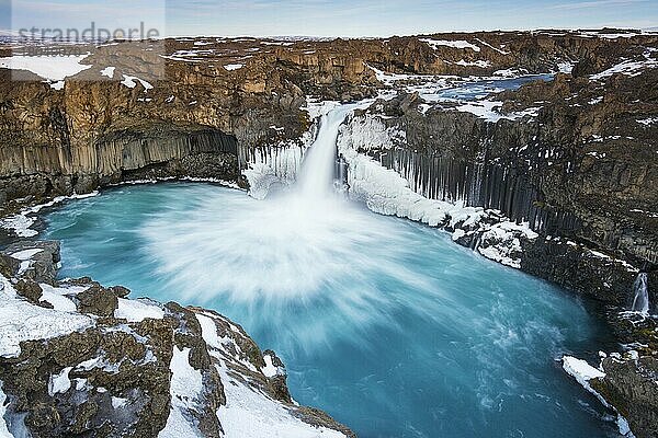Wasserfall Aldeyjarfoss am Fluss Skjßlfandaflj¾t im Winter in der nordöstlichen Region  Nordurland eystra  Nordurland eystra  Island  Europa