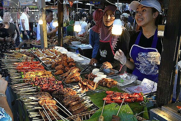 Verschiedene Spieße mit Fleisch und Meeresfrüchten  Seefood  landestypisch  Naka Weekend Market  Phuket  Thailand  Asien