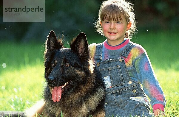Mädchen mit Deutschem Schäferhund  Schäferhund