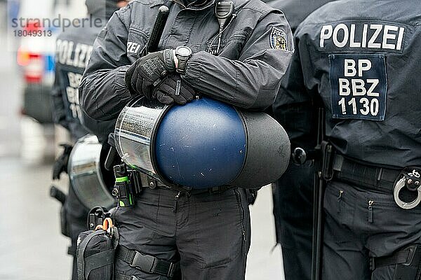 Polizeibeamte am Rande einer Demonstration von Querdenkern gegen die Corona-Maßnahmen  Koblenz  Rheinland-Pfalz  Deutschland  Europa