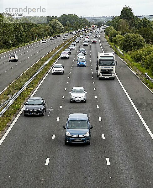 Verkehrsfahrzeuge auf der Autobahn M4  Blick nach Osten aus der Nähe von Dauntsey  Wiltshire  England  UK