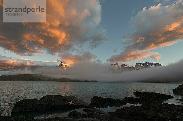 Sonnenaufgang über den Cuernos del Paine und dem Lago Pehoe  Torres del Paine National Park  Chilenisches Patagonien  Chile  Südamerika