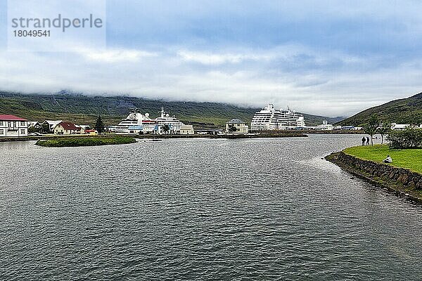 Blick auf den Fjord  Kreuzfahrtschiff In Seyðisfjörður  Seydisfjördur  Ostisland  Island  Europa