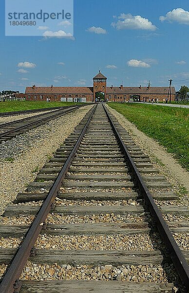 Gleise  Torhaus  Konzentrationslager  Auschwitz-Birkenau  Auschwitz  Polen  Europa