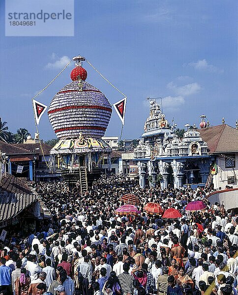 Chariot-Festival während der Choorna Utsav im Krishna-Tempel in Udupi  Karnataka  Indien  Asien