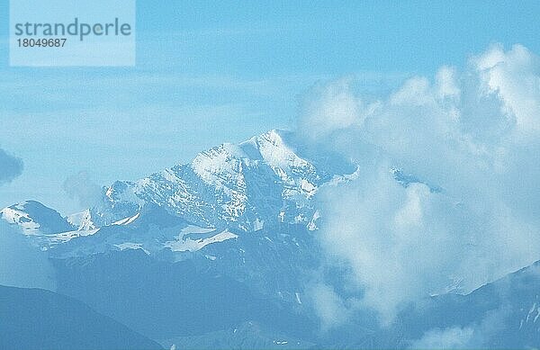 Alpen und Wolken (blau) (blue) (Europa) (Landschaften) (landscapes) (Gebirge) (Berge) (mountains) (Querformat) (horizontal)  Blick vom Niederhorn  Schweiz  Europa