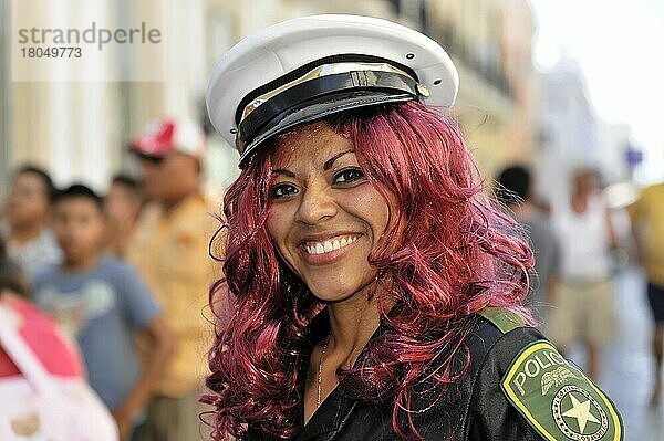 Portrait einer jungen Polizistin mit roten Haaren  Merida  Yucatan  Mexiko  Mittelamerika