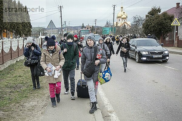 Ukrainische Flüchtlinge an der Grenze  auf dem Weg zur Grenze hat sich eine lange Autoschlange von fast 20 Kilometern gebildet  die Flüchtlinge sind meist zu Fuß unterwegs  Mostyska  Ukraine  Europa