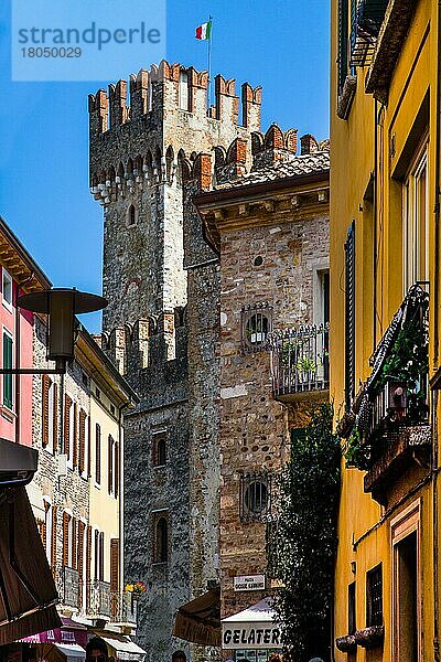 Altstadt von Sirmione mit Skaligerkastell  Touristenattraktion und Thermalkurort am südlichen Gardasee  Italien  Sirmione  Gardasee  Italien  Europa