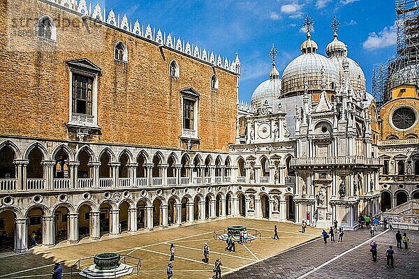 Innenhof  Dogenpalast mit Arkadenreihen. Palazzo Ducale  Machtzentrum Venedigs  bedeutendste Profanbau der Gotik  Lagunenstadt  Venetien  Italien  Venedig  Venetien  Italien  Europa