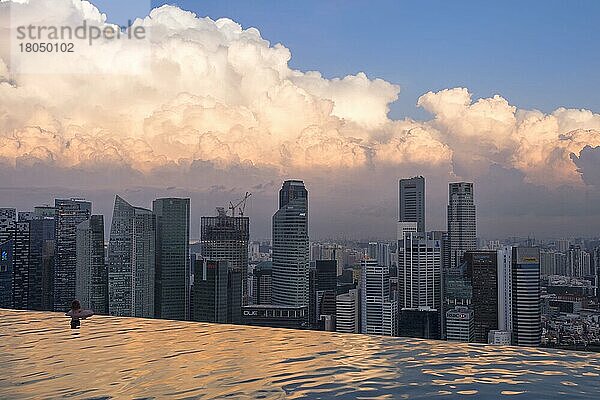 Das zentrale Finanzviertel der Stadt bei Sonnenaufgang vom Infinity-Pool des Marina Bay Sands Hotel  Singapur  aus gesehen  Asien