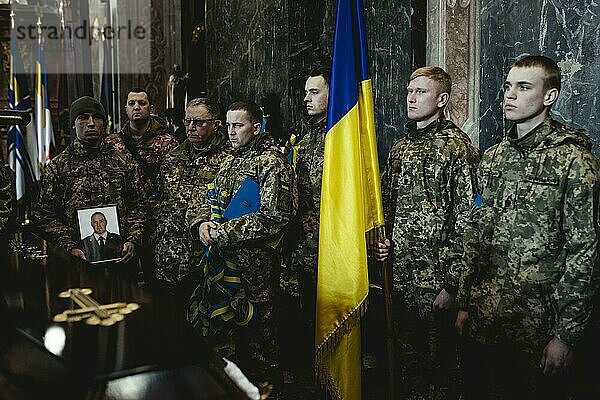 Beerdigung von Oleg Jaschtschischin  Kirilo Wischiwanij  Sergej Melnik und Rostislaw Romantschuk in der Jesuitenkirche St. Peter und Paul  die vier Offiziere kamen zwei Tage vorher in einem Militärlager nahe der Grenze zu Polen in Jaworiw bei einem russischen Raketenangriff um  mindestens 35 Menschen starben  Lwiw  Ukraine  Europa