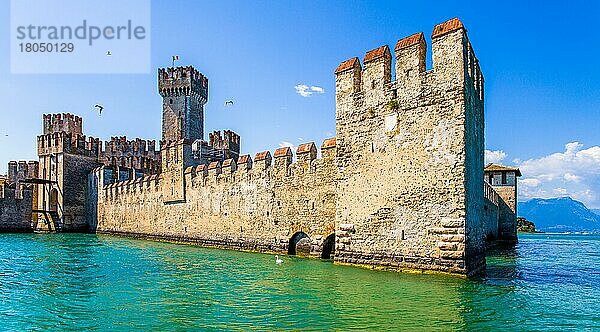 Sirmione mit Skaligerkastell  am südlichen Gardasee  Italien  Sirmione  Gardasee  Italien  Europa