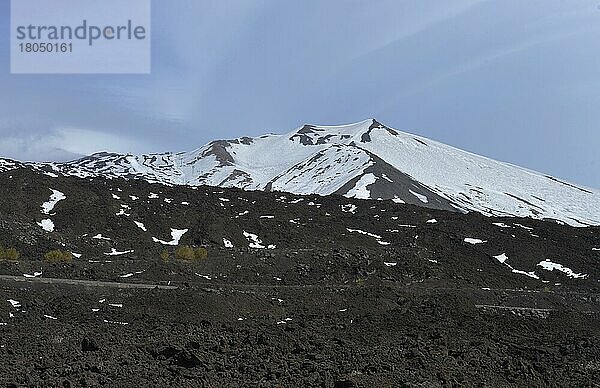 Lavagestein  Schnee  Vulkan  Etna  Sizilien  Italien  Europa