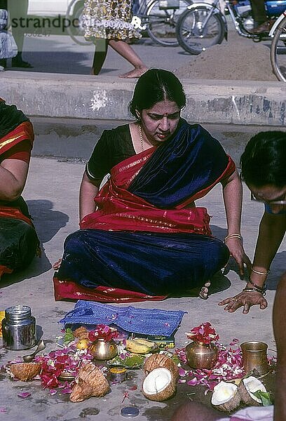 Sumangali Pooja  Pooja von indischen Frauen  die für die Langlebigkeit ihrer Ehemänner beten  in Kumbakonam  Tamil Nadu  Indien  Asien