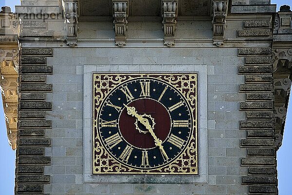 Die Uhr im Hamburger Rathausturm  Hamburg  Deutschland  Europa