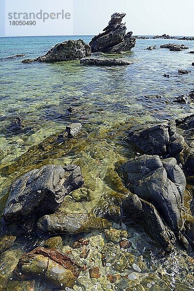 Strand mit Kalksteinfelsen  Koh Khai Island  Thailand  Asien