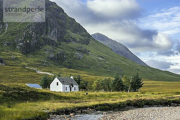 Die abgelegene Lagangarbh-Hütte am Fluss Coupall vor der Buachaille Etive Mor im Glen Coe  Schottische Highlands  Schottland  Großbritannien  Europa