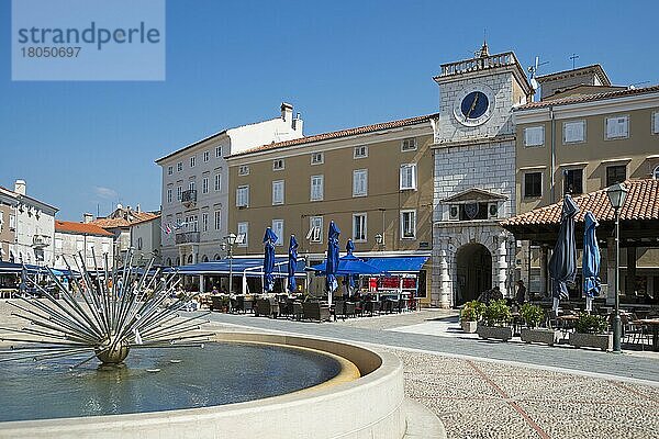 Brunnen und Seetor  Platz Trg Petrica  Cres-Stadt  Insel Cres  Kvarner Bucht  Kroatien  Europa