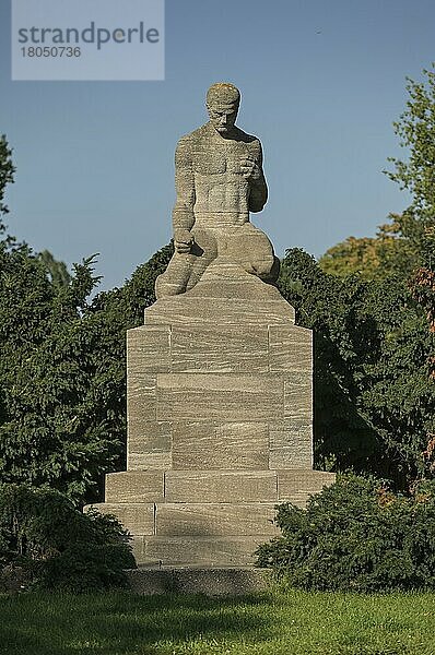 Kriegerdenkmal für die Gefallenen des Kaiser-Franz-Garde-Grenadier-Regiment Nr. 2  Grünstreifen  Bärwaldstraße  Urbanstraße  Kreuzberg  Berlin  Deutschland  Europa