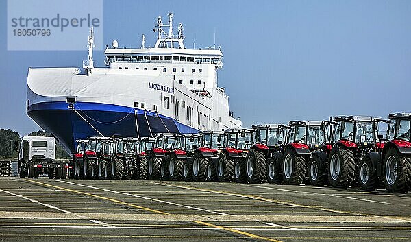 Zugmaschinen aus dem Montagewerk von Volvo Trucks warten auf die Verladung auf das Roll-on/Roll-off/Roro-Schiff im Seehafen von Gent  Belgien  Europa