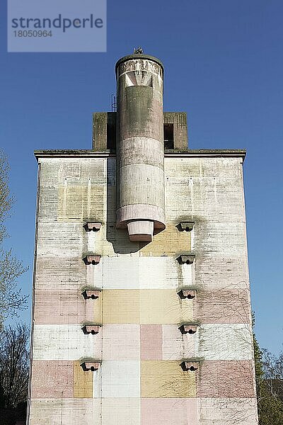 Hochbunker aus dem 2. Weltkrieg am Werksgelände der Bayer AG  Fassade rosa bemalt  Leverkusen  Nordrhein-Westfalen  Deutschland  Europa