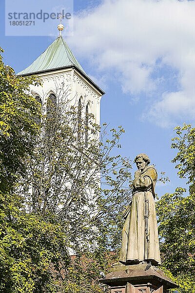 Brunnenfigur Mönch Berthold Schwarz auf dem Rathausplatz  im Hintergrund der Kirchturm der St. Martinskirche  Freiburg im Breisgau  Baden-Württemberg  Deutschland  Europa