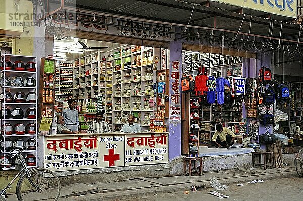Apotheke und Geschäft  Bharatpur  Rajasthan  Indien  Asien