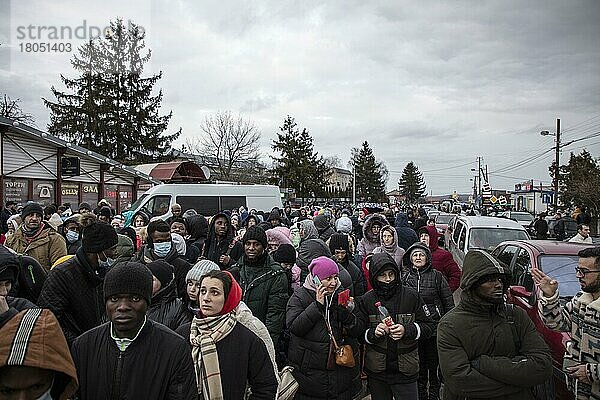 Ukrainische Flüchtlinge an der Grenze  vor der Grenzkontrolle haben sich lange Schlangen gebildet  Grenzübergang  Mostyska  Ukraine  Europa