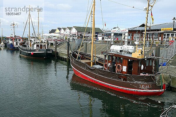 Kutter mit Touristen im Hafen von List  Sylt  nordfriesische Inseln  Nordfriesland  Schleswig-Holstein  Deutschland  Europa