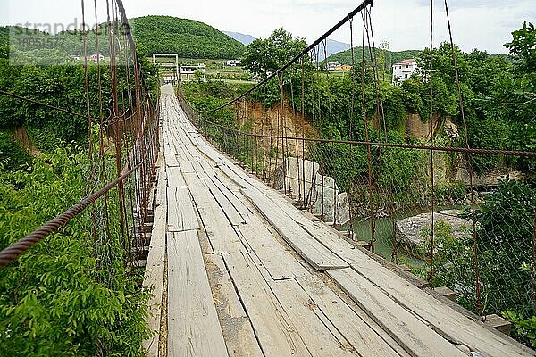 Hängebrücke bei Suc über den Fluss Mat  Mati  Albanien  Europa