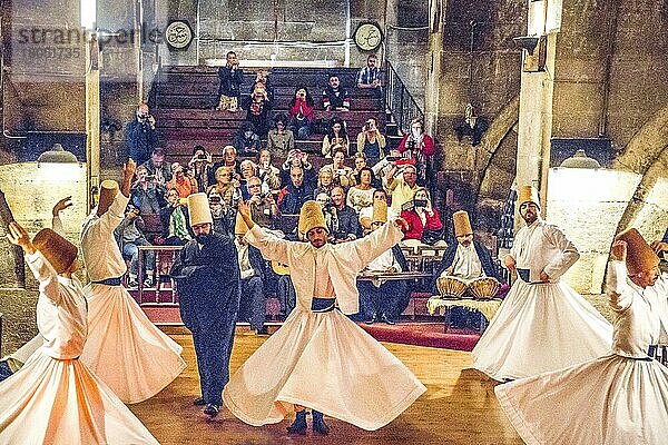 Tanz der Derwische in der Kawaranserei Sarihan  Kappadokien  Türkei  Kappadokien  Türkei  Asien
