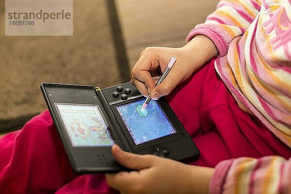 Mädchen (6) spielt mit Nintendo  Kiel  Deutschland  Europa