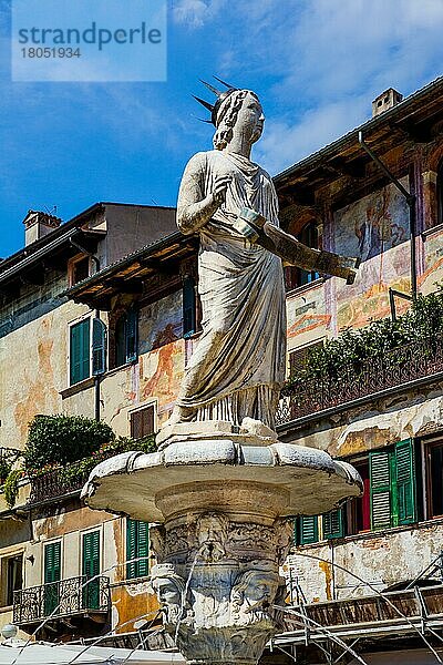 Brunnen mit der Statue Madonna Verona  Piazza delle Erbe  Verona mit mittelalterlicher Altstadt  Venetien  Italien  Verona  Venetien  Italien  Europa