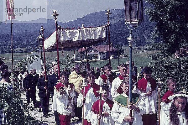 60er  Europa  Feiertag  Festumzug  Festzug  Fronleichnam  Fronleichnamsprozession  historisch  Isarwinkel  Mitteleuropa  oberbayerisch  Oberbayern  Prozession  Reisefotografie  Religion  Sechzigerjahre  Sechziger  Süddeutschland  Tradition  traditionell  Travel  typisch  Tölzer Land  Umzug  Voralp  60er Jahre  1960er  1960er Jahre  Alpenvorland  Bad Tölz  bayerisch  Bayern  bayrisch  Brauch  Brauchtum  BRD  Bundesrepublik  Deutschland  charakteristisch  Christentum  christlich  deutsch  Europa