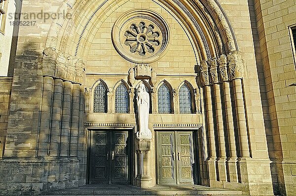 Eingangsportal  Portal  Madonnenskulptur  Madonna  Marienskulptur  Kathedrale Notre Dame  Luxemburg Stadt  Luxemburg  Europa