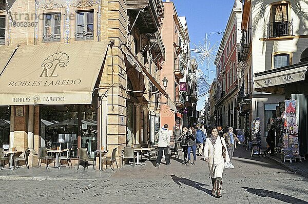 Calle de las Sierpes  Einkaufsstrasse  Fußgängerzone  Sevilla  Provinz Sevilla  Andalusien  Spanien  Europa