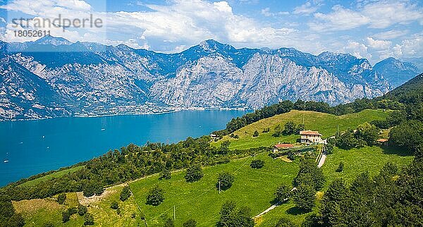 Monte Baldo  30 Kilometer langer Bergrücken  ca. 2000 Meter hoch  Malcesine  Gardasee  Italien  Malcesine  Gardasee  Italien  Europa