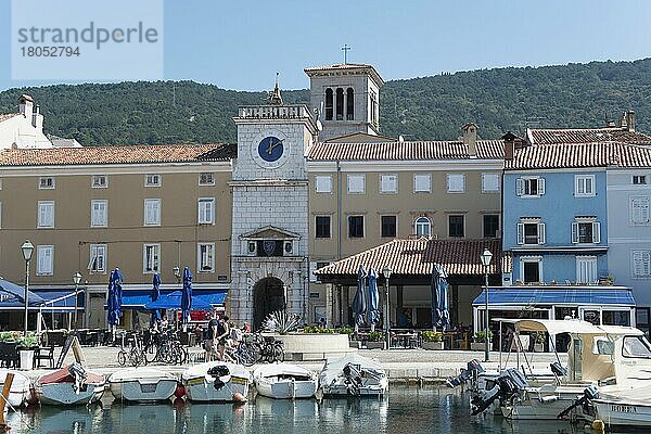 Hafen und Seetor  Cres-Stadt  Insel Cres  Kvarner Bucht  Kroatien  Europa