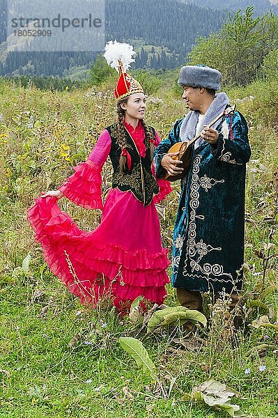 Kasachischer Mann singt und spielt Dombra für eine Frau  Zentralasien  Kasachisches ethnografisches Dorf Aul Gunny  Stadt Talgar  Almaty  Kasachstan  Asien