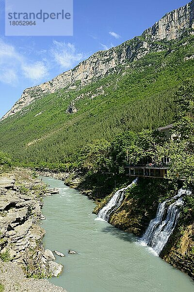 Wasserfall und Restaurant  Fluss Vjosa  Albanien  Europa