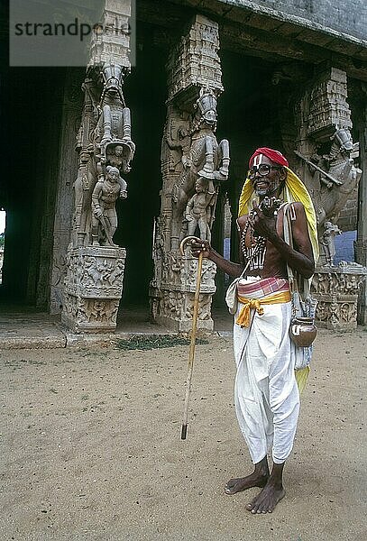 Vaishnavitischer Gläubiger vor den Skulpturen des Shesharayar Mandapam im Srirangam-Tempel  Tamil Nadu  Indien  Asien